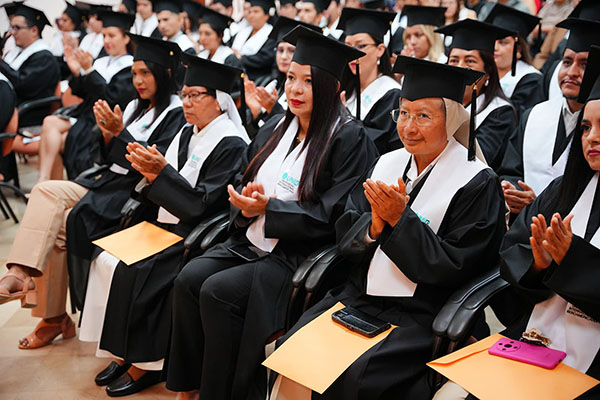 Awarding of degrees to UNIB scholarship recipients in Ecuador.